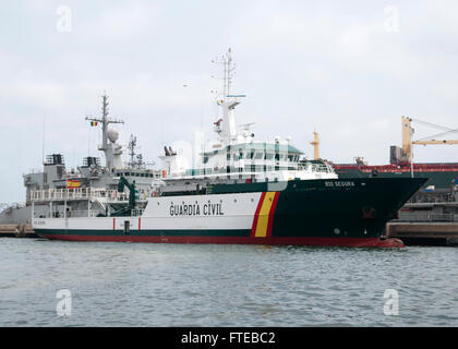 DAKAR, Senegal (8. März 2014) spanischen Guardia Civil Patrouille Schiff, die Rio Segura in Dakar vor Anker, bevor man im Gange in Übung der Sahara Express 2014 teilnehmen. Während in Port Ausbildung praktische Anwendung für maritime Sicherungsoperationen an Bord des Schiffes abgehalten wurden. Sahara Express ist eine jährliche internationale maritime Sicherheit Zusammenarbeit Übung zur Verbesserung der Sicherheit im Seeverkehr und Sicherheit in Westafrika. (Foto: U.S. Navy Mass Communication Specialist 1. Klasse David R. Krigbaum / veröffentlicht) Stockfoto