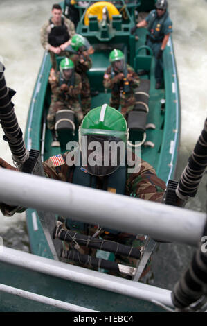 DAKAR, Senegal (8. März 2014) liberianischen Servicemembers Praxis einsteigen als Teil des maritimen Sicherungsoperationen Ausbildung an Bord der spanischen Guardia Civil Schiff während der Übung der Sahara Express 2014 Rio Segura. Sahara Express ist eine jährliche internationale maritime Sicherheit Zusammenarbeit Übung zur Verbesserung der Sicherheit im Seeverkehr und Sicherheit in Westafrika. (Foto: U.S. Navy Mass Communication Specialist 1. Klasse David R. Krigbaum / veröffentlicht) Stockfoto