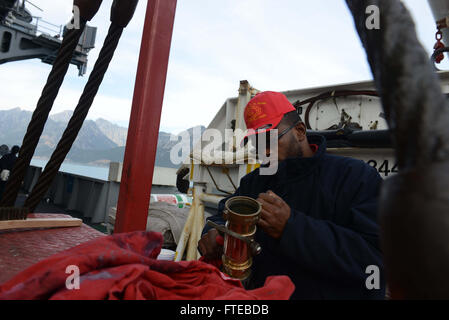 140309-N-OJ017-012-Antalya, Türkei (9. März 2014) Luftfahrt Bootsmann Mate 2. Klasse Albert Gibson führt Wartungsarbeiten an einer Düse auf dem Flugdeck an Bord USS George H.W. Bush CVN 77 zur Brandbekämpfung. George H. W. Bush ist auf eine geplante Bereitstellung auf dem Weg zur Unterstützung von maritimer Sicherheitsoperationen und Sicherheitsbemühungen Zusammenarbeit Theater in den USA  6. Flotte Tätigkeitsgebiete. (Foto: U.S. Navy Mass Communication Specialist 3. Klasse Sade Lucas/freigegeben) Stockfoto