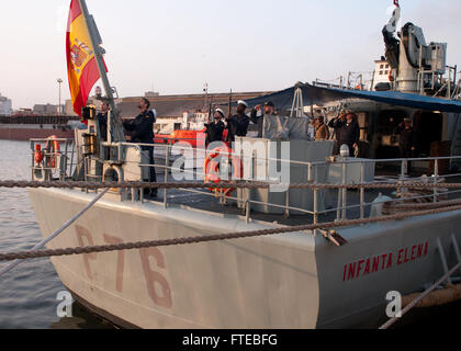 DAKAR, Senegal (9. März 2014) spanische Patrouillenschiff Infantin Elena (P 76) führt Morgen Farben. Infantin Elena ist im Senegal für Ausübung der Sahara Express 2014 soll eine jährliche internationale maritime Sicherheit Zusammenarbeit Übung zur Verbesserung der Sicherheit im Seeverkehr und Sicherheit in Westafrika. (Foto: U.S. Navy Mass Communication Specialist 1. Klasse David R. Krigbaum / veröffentlicht) Stockfoto