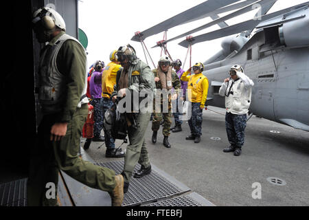 140309-N-AO823-009: Ägäis (9. März 2014) - Mitglieder der griechischen Streitkräfte ankommen auf dem Mehrzweck amphibischer Angriff Schiff USS Bataan (LHD-5). Die Bataan amphibische Bereitschaft Gruppe ist auf eine geplante Bereitstellung unterstützen maritimer Sicherheitsoperationen Absicherung Krise Antwort Fähigkeit und Theater Kooperationen in den USA 6. Flotte Einsatzgebiet. (Foto: U.S. Navy Masse Kommunikation Spezialist Seemann Lehrling Michael J. Lieberknecht/freigegeben) Stockfoto