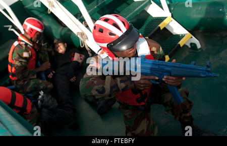 DAKAR, Senegal (9. März 2014) liberianischen Küste Gardisten Operationen maritime Interdiction Ausbildung an Bord der spanischen Guardia Civil Patrouillenschiff Rio Segura während der Übung der Sahara Express 2014. Das Trainingsszenario beteiligt Rendern erste Hilfe für verletzte Seeleute während der Durchsuchung des Schiffes. Sahara Express ist eine jährliche internationale maritime Sicherheit Zusammenarbeit Übung zur Verbesserung der Sicherheit im Seeverkehr und Sicherheit in Westafrika. (Foto: U.S. Navy Mass Communication Specialist 1. Klasse David R. Krigbaum / veröffentlicht) Stockfoto