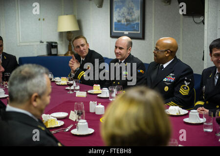 140310-N-EI510-059: CONSTANTA, Rumänien (10. März 2014) - rumänische und bulgarische Marine Offiziere besuchen ein Abendessen an Bord der Arleigh-Burke-Klasse geführte Flugkörper Zerstörer USS Seezielflugkörper (DDG-103). Das Schulschiff wird als Bestandteil der George H. W. Bush Strike Group auf eine geplante Bereitstellung unterstützen maritimer Sicherheitsoperationen und Sicherheitsbemühungen Zusammenarbeit Theater in den USA bereitgestellt 6. Flotte Einsatzgebiet. (Foto: U.S. Navy Mass Communication Specialist 3.Klasse Scott Barnes/freigegeben) Stockfoto