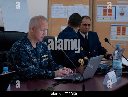 DAKAR, Senegal (10. März 2014) Captain John Tokarewich, Saharan äußern Übung Direktor, und königliche marokkanische Marine Offiziere Lt. Jawad Lakziz, Liason Officer und CMdR Dargham Redouane Übung Kontrolle Group Director Arbeit in Übung Control Group (EKG). Das EKG überwacht und führt die Übung wie sie fortschreitet. Ausübung der Sahara Express 2014 ist eine jährliche internationale maritime Sicherheit Zusammenarbeit Übung zur Verbesserung der Sicherheit im Seeverkehr und Sicherheit in Westafrika. (Foto: U.S. Navy Mass Communication Specialist 1. Klasse David R. Krigbaum / veröffentlicht) Stockfoto