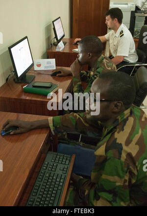 DAKAR, Senegal (10. März 2014) liberianischen Küstenwache Seemann Phillip Dennis und ens Sy Komora arbeiten in der Übung der Sahara Express Maritime Operations Center (MOC). MOC koordiniert alle Szenario-basierte Aktivitäten der Übung einschließlich der Bekämpfung der illegalen Fischerei, Handel und Piraterie. Sahara Express 2014 ist eine jährliche internationale maritime Sicherheit Zusammenarbeit Übung zur Verbesserung der Sicherheit im Seeverkehr und Sicherheit in Westafrika. (Foto: U.S. Navy Mass Communication Specialist 1. Klasse David R. Krigbaum / veröffentlicht) Stockfoto