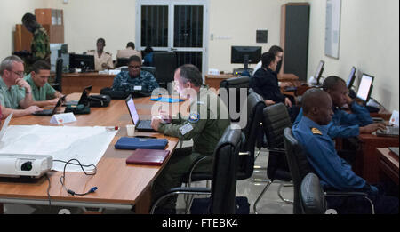 DAKAR, Senegal (10. März 2014) arbeiten aus den USA, Europa und Afrika zusammen in der Übung der Sahara Express Maritime Operations Center (MOC). TThe MOC koordiniert alle Szenario-basierte Aktivitäten der Übung einschließlich der Bekämpfung der illegalen Fischerei, Handel und Piraterie. Sahara Express 2014 ist eine jährliche internationale maritime Sicherheit Zusammenarbeit Übung zur Verbesserung der Sicherheit im Seeverkehr und Sicherheit in Westafrika. (Foto: U.S. Navy Mass Communication Specialist 1. Klasse David R. Krigbaum / veröffentlicht) Stockfoto