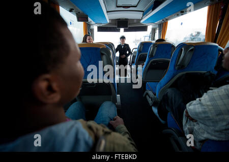 140310-N-WD757-026-MARSEILLE, Frankreich (10. März 2014) – Elektroniker / 3. Klasse Tyree Turner, zugeordnet der geführte Flugkörper-Zerstörer USS Arleigh Burke (DDG-51), spricht mit Matrosen, bevor sie bei einem geplanten Hafen-Besuch auf Freiheit fahren. Arleigh Burke ist auf eine geplante Bereitstellung zur Unterstützung der Sicherheit im Seeverkehr Operationen und Sicherheitsbemühungen Zusammenarbeit Theater in den USA 6. Flotte Einsatzgebiet. (Foto: U.S. Navy Mass Communication Specialist 2. Klasse Carlos M. Vazquez II/freigegeben)  Nehmen Sie das Gespräch auf Twitter (https://twitter.com/naveur navaf) folgen Sie uns auf Fa Stockfoto