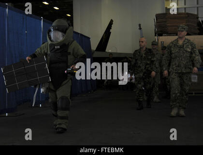 Ein türkisches Special Air Service explosive Ordnance Dispostion (SASEOD) Commando führt während einer gemeinsamen Übung eine Röntgenaufnahme eines vermuteten Sprengstofftrainings an Bord der USS George H.W. Bush durch. Das Ereignis ereignete sich am 11. März 2014 in Antalya, Türkei. Stockfoto