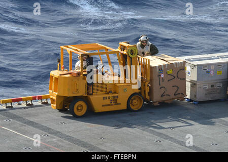 140312-N-HO612-465 Mittelmeer (12. März 2014) Marines bekämpfen Cargo Last Lieferungen auf dem Port Seite Flugzeug Aufzug auf dem Flugdeck der Mehrzweck amphibischer Angriff Schiff USS Bataan (LHD-5) März 12 zugewiesen. Die Bataan amphibische Bereitschaft Gruppe ist auf eine geplante Bereitstellung unterstützen maritimer Sicherheitsoperationen Absicherung Krise Antwort Fähigkeit und Theater Kooperationen in den USA 6. Flotte Einsatzgebiet. (U.S. Navy Photo by Massenkommunikation Spezialist 3. Klasse Erik Foster/freigegeben) Stockfoto