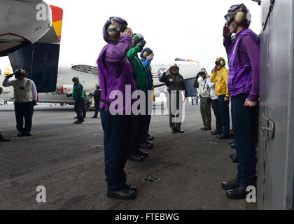 140312-N-VH054-011-Mittelmeer (12. März 2014) – Major General Kamil? Zhan? Zbakir, türkische Land Forces Kraftentwicklung und Organisation, durchläuft Sideboys während einer aufstrebenden Besucher begeben sich an Bord des Flugzeugträgers USS George H. W. Bush (CVN-77). George H. W. Bush ist auf eine geplante Bereitstellung unterstützen maritimer Sicherheitsoperationen und Sicherheitsbemühungen Zusammenarbeit Theater in den USA 6. Flotte Einsatzgebiet. (Foto: U.S. Navy Mass Communication Specialist 3. Klasse Harry Andrew D. Gordon) Stockfoto