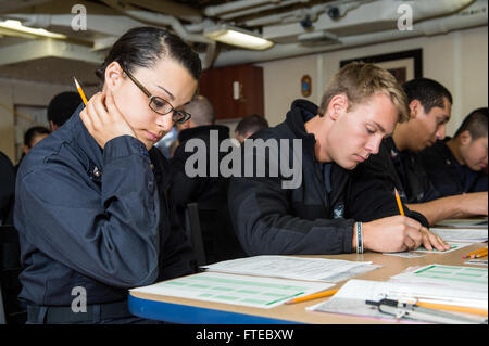 1400313-N-PJ969-008 Mittelmeer (13. März 2014) Segler vorzubereiten, der 2. Klasse Petty Officer Weiterentwicklung Prüfung an Bord der geführte Flugkörper Kreuzer USS Philippine Sea (CG 58) zu nehmen. Philippinensee ist auf eine geplante Bereitstellung unterstützen maritimer Sicherheitsoperationen und Sicherheitsbemühungen Zusammenarbeit Theater in den USA 6. Flotte Einsatzgebiet. (Foto: U.S. Navy Mass Communication Specialist 3. Klasse Abe McNatt/freigegeben) Stockfoto