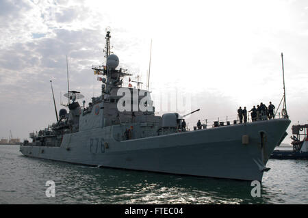 DAKAR, Senegal (13. März 2014) spanische Patrouillenschiff Infantin Elena (P 76) kehrt nach Dakar nach Ausübung der Sahara Express 2014 eine jährliche internationale maritime Sicherheit Zusammenarbeit Übung zur Verbesserung der Sicherheit im Seeverkehr und Sicherheit in Westafrika. (Foto: U.S. Navy Mass Communication Specialist 1. Klasse David R. Krigbaum / veröffentlicht) Stockfoto