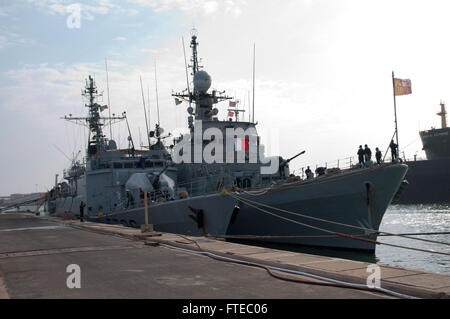 DAKAR, Senegal (13. März 2014) französische Patrouille Schiff Kommandant Birot (F 796) und spanischen Patrouille Infantin Elena (P 76) Expeditionary nach Ausübung der Sahara Express 2014 eine jährliche internationale maritime Sicherheit Zusammenarbeit Übung zur Schiff Verbesserung der Sicherheit im Seeverkehr und Sicherheit in Westafrika. (Foto: U.S. Navy Mass Communication Specialist 1. Klasse David R. Krigbaum / veröffentlicht) Stockfoto