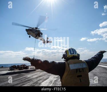 140314-N-SI489-114 Mittelmeer (14. März 2014) Luftfahrt Boatswain Mate (Handling) 1. Klasse Konrad Otachel aus Chicago, leitet eine MH-60R Seahawk, befestigt an der "Dreizack" der Hubschrauber Meer bekämpfen Squadron (HSC) 9 während einer vertikalen Nachschub an Bord des Flugzeugträgers USS George H.W. Bush (CVN-77). George H. W. Bush ist auf eine geplante Bereitstellung unterstützen maritimer Sicherheitsoperationen und Sicherheitsbemühungen Zusammenarbeit Theater in den USA 6. Flotte Einsatzgebiet.  (Foto: U.S. Navy Masse Kommunikation Spezialist Seemann Andrew Johnson/freigegeben) Stockfoto