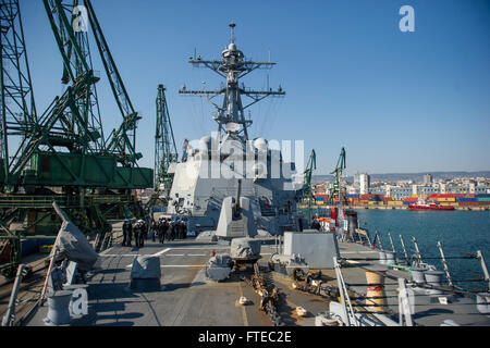 140314-N-EI510-143 VARNA, Bulgarien (14. März 2014) - tour bulgarischen Akademie Seekadetten die Arleigh-Burke-Klasse geführte Flugkörper Zerstörer USS Seezielflugkörper (DDG-103). Seezielflugkörper wird als Bestandteil der George H. W. Bush Strike Group auf eine geplante Bereitstellung unterstützen maritimer Sicherheitsoperationen und Sicherheitsbemühungen Zusammenarbeit Theater in den USA bereitgestellt 6. Flotte Einsatzgebiet. (Foto: U.S. Navy Mass Communication Specialist 3.Klasse Scott Barnes/freigegeben)  Nehmen Sie das Gespräch auf Twitter (https://twitter.com/naveur navaf) folgen Sie uns auf Facebook (https://www.facebook.com/USNavalForcesEurop Stockfoto