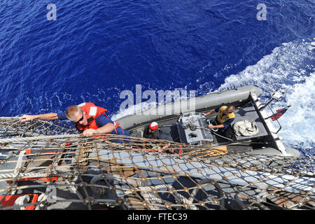 Mittelmeer (19. September 2013) Ensign John Horst Platinen ein Festrumpf Schlauchboot aus geführte Flugkörper Zerstörer USS Ramage (DDG-61) für einen Passagier-Transfer mit dem geführte Flugkörper-Zerstörer USS Barry (DDG-52). Ramage, Gridley in Norfolk, Virginia, ist auf eine geplante Bereitstellung unterstützen maritimer Sicherheitsoperationen und Sicherheitsbemühungen Zusammenarbeit Theater in den USA 6. Flotte Einsatzgebiet. (Foto: U.S. Navy Mass Communication Specialist 2. Klasse Jacob D. Moore/Approved Version) Stockfoto