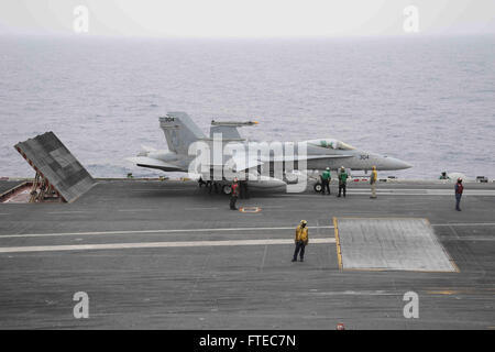 140316-N-SI489-007-Mittelmeer (16. März 2014) bereitet eine F/A - 18 C Hornet, angeschlossen an die "Valions" des Strike Fighter Squadron (VFA) 15, aus dem Flugdeck des Flugzeugträgers USS George H.W. Bush (CVN-77) abzunehmen. George H. W. Bush ist auf eine geplante Bereitstellung unterstützen maritimer Sicherheitsoperationen und Sicherheitsbemühungen Zusammenarbeit Theater in den USA 6. Flotte Einsatzgebiet. (Foto: U.S. Navy Masse Kommunikation Spezialist Seemann Andrew Johnson/freigegeben) Stockfoto