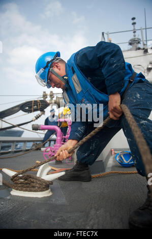 140316-N-WD757-289-Mittelmeer (16. März 2014) – der Bootsmann Mate 3. Klasse Devin Ingle sichert eine Linie an Bord der geführte Flugkörper-Zerstörer USS Arleigh Burke (DDG-51), als das Schiff Nachschub auf See von den Military Sealift Command Flotte Nachschub Öler USNS John Lenthall (T-AO-189 erhält). Arleigh Burke ist auf eine geplante Bereitstellung zur Unterstützung der Sicherheit im Seeverkehr Operationen und Sicherheitsbemühungen Zusammenarbeit Theater in den USA 6. Flotte Aufgabengebiet. (Foto: U.S. Navy Mass Communication Specialist 2. Klasse Carlos M. Vazquez II/freigegeben) Stockfoto