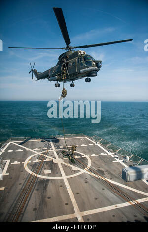 Rumänische Spezialoperationen zwingen während einer militärischen Übung im Schwarzen Meer Schnellseile von einem IAR 330 Puma Hubschrauber auf die USS Truxtun (DDG 103). Diese Operation ist Teil einer größeren Mission zur Unterstützung der Sicherheit und Zusammenarbeit im Seeverkehr. Stockfoto