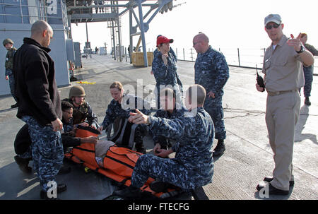 140319-N-ZZ999-007-Mittelmeer (19. März 2014) – Bohren Bahre Träger an Bord der USS Mount Whitney (LCC-20) reagieren auf ein mass Casualty amphibische Kommando stationiert, während im Gange im Mittelmeer. Mount Whitney, Gridley in Gaeta, Italien, ist den USA 6. Flotte Flaggschiff und arbeitet mit einer kombinierten Mannschaft von US-Segler und MSC Staatsdienst Seeleute. (US Navy Foto von Cryptologic Techniker (technische) 2. Klasse Courtney Ford/freigegeben)   Nehmen Sie das Gespräch auf Twitter (https://twitter.com/naveur navaf) folgen Sie uns auf Facebook (https://www.facebook.com/USNavalForce Stockfoto