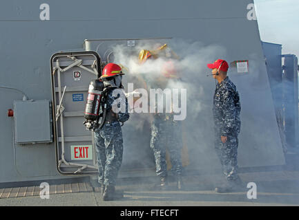 140319-N-ZZ999-063-Mittelmeer (19. März 2014) – schnelle Reaktion Teammitglieder stationiert auf dem amphibischen Befehl Schiff USS Mount Whitney (LCC-20) auf eine Brandschutzübung, während im Gange im Mittelmeer reagieren. Mount Whitney, Gridley in Gaeta, Italien, ist den USA 6. Flotte Flaggschiff und arbeitet mit einer kombinierten Mannschaft von US-Segler und MSC Staatsdienst Seeleute. (US Navy Foto von Cryptologic Techniker (technische) 2. Klasse Courtney Ford/freigegeben)   Nehmen Sie das Gespräch auf Twitter (https://twitter.com/naveur navaf) folgen Sie uns auf Facebook (https://www.facebook.com/USNavalForc Stockfoto