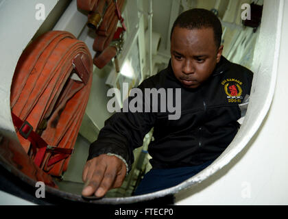 140325-N-CH661-120 Mittelmeer (25. März 2014) - Yeoman 2. Klasse Reggie Johnson, zugeordnet der geführte Flugkörper-Zerstörer USS Ramage (DDG-61), poliert eine Knie-Klopfer während der XO Happy Hour. Ramage, Gridley in Norfolk, Virginia, ist auf eine geplante Bereitstellung unterstützen maritimer Sicherheitsoperationen und Sicherheitsbemühungen Zusammenarbeit Theater in den USA 6. Flotte Einsatzgebiet. (Foto: U.S. Navy Mass Communication Specialist 2. Klasse Jared King/freigegeben)   Nehmen Sie das Gespräch auf Twitter (https://twitter.com/naveur navaf) folgen Sie uns auf Facebook (https://www.facebook.com/USNavalFor Stockfoto