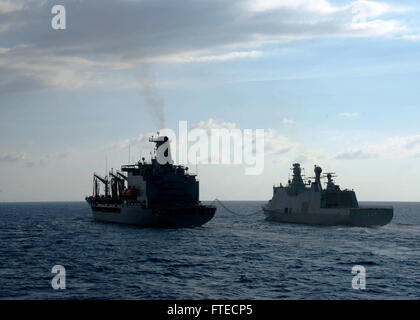 Mittelmeer (26. März 2014) - military Sealift Command Flotte Nachschub Öler USNS John Lenthall (T-AO 189) überträgt Kraftstoff an der königlich dänischen Marine Befehl und Unterstützung Schiff HDMS Esbern Snare (L17) geführte Flugkörper Zerstörer USS Ramage (DDG-61) macht seinen Ansatz zur Durchführung einer laufenden Nachschub. Ramage, Gridley in Norfolk, Virginia, ist auf eine geplante Bereitstellung unterstützen maritimer Sicherheitsoperationen und Sicherheitsbemühungen Zusammenarbeit Theater in den USA 6. Flotte Einsatzgebiet. Stockfoto