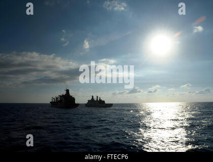 Mittelmeer (26. März 2014) - military Sealift Command Flotte Nachschub Öler USNS John Lenthall (T-AO 189) überträgt Kraftstoff an der königlich dänischen Marine Befehl und Unterstützung Schiff HDMS Esbern Snare (L17) geführte Flugkörper Zerstörer USS Ramage (DDG-61) macht seinen Ansatz zur Durchführung einer laufenden Nachschub. Ramage, Gridley in Norfolk, Virginia, ist auf eine geplante Bereitstellung unterstützen maritimer Sicherheitsoperationen und Sicherheitsbemühungen Zusammenarbeit Theater in den USA 6. Flotte Einsatzgebiet. Stockfoto