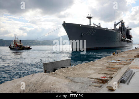 SOUDA BAY, Griechenland (10. März 2014) – Military Sealift Command Flotte Nachschub Öler USNS John Lenthall (T-AO 189) fährt nach Nachschub Operationen durchführen, während eines geplanten Hafens besuchen. Lenthall, ein Henry J. Kaiser-Klasse Flotte Nachschub Öler, ist in der Lage, bis zu bieten, dass 31.200 Tonnen Fracht, US Navy Vermögenswerte während Operationen Nachschub. Stockfoto