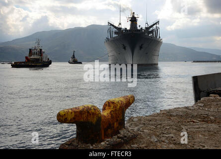 140310-N-JE719-044 SOUDA BAY, Griechenland (10. März 2014) – Military Sealift Command Flotte Nachschub Öler USNS John Lenthall (T-AO 189) fährt nach Durchführung von Nachschub Operationen während einer geplanten Hafen besuchen. Lenthall, ein Henry J. Kaiser-Klasse Flotte Nachschub Öler, ist in der Lage, bis zu bieten, dass 31.200 Tonnen Fracht, US Navy Vermögenswerte während Operationen Nachschub. (Foto: U.S. Navy Mass Communication Specialist 2. Klasse Jeffrey M. Richardson/freigegeben)   Nehmen Sie das Gespräch auf Twitter (https://twitter.com/naveur navaf) folgen Sie uns auf Facebook (https://www.facebook.com/USNavalForcesEuro Stockfoto