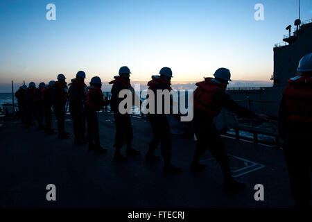 140326-N-WX580-066 Keltische See (26. März 2014) Seeleute an Bord der Lenkflugkörper Zerstörer USS Ross (DDG 71) heben eine Linie während der laufenden Nachschub. Ross ist derzeit auf der Durchreise nach Schottland zur Teilnahme an gemeinsamen Krieger 14-1, halbjährlich, Großbritannien führte Übung sollen NATO und Alliierten bieten ein einzigartiges Multi-Kriegsführung-Umfeld, um für globale Einsätze vorzubereiten. Die Übung Joint Warrior soll die Interoperabilität zwischen den alliierten Seestreitkräfte in einem operativen anspruchsvollen Umfeld zu verbessern. (Foto: U.S. Navy Mass Communication Specialist 3. Klasse Laco Stockfoto