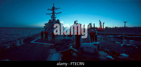 140326-N-WX580-089 Keltische See (26. März 2014) der Lenkflugkörper Zerstörer USS Ross (DDG 71) führt ein Gang Nachschub mit der Flotte Nachschub Öler USNS Kanawha (T-AO 196). Ross ist derzeit auf der Durchreise nach Schottland zur Teilnahme an gemeinsamen Krieger 14-1, halbjährlich, Großbritannien führte Übung sollen NATO und Alliierten bieten ein einzigartiges Multi-Kriegsführung-Umfeld, um für globale Einsätze vorzubereiten. Die Übung Joint Warrior soll die Interoperabilität zwischen den alliierten Seestreitkräfte in einem operativen anspruchsvollen Umfeld zu verbessern. (U.S. Navy Photo von Masse Co Stockfoto