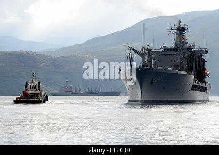 140310-N-JE719-073 SOUDA BAY, Griechenland (10. März 2014) – Military Sealift Command Flotte Nachschub Öler USNS John Lenthall (T-AO 189) fährt nach Durchführung von Operationen zu versorgen, während USNS Big Horn (T-AO-198) in der Bucht von Souda ankommt, für ein geplante Hafen besuchen. Lenthall und Big Horn, Henry J. Kaiser-class Flotte Nachschub Oilers sind jeweils bis 31.200 Tonnen Fracht Vermögenswerte der US Navy während des Betriebs der Nachschub zur Verfügung stellen. (Foto: U.S. Navy Mass Communication Specialist 2. Klasse Jeffrey M. Richardson/freigegeben)   Nehmen Sie das Gespräch auf Twitter (https://twitter.com/naveur navaf) Stockfoto