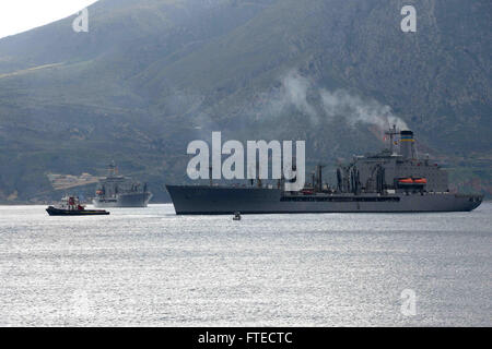 140310-N-JE719-105 SOUDA BAY, Griechenland (10. März 2014) – Military Sealift Command Flotte Nachschub Öler USNS John Lenthall (T-AO 189) fährt nach Durchführung von Operationen zu versorgen, während USNS Big Horn (T-AO-198) in der Bucht von Souda ankommt, für ein geplante Hafen besuchen. Lenthall und Big Horn, Henry J. Kaiser-class Flotte Nachschub Oilers sind jeweils bis 31.200 Tonnen Fracht Vermögenswerte der US Navy während des Betriebs der Nachschub zur Verfügung stellen. (Foto: U.S. Navy Mass Communication Specialist 2. Klasse Jeffrey M. Richardson/freigegeben)   Nehmen Sie das Gespräch auf Twitter (https://twitter.com/naveur navaf) Stockfoto