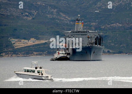 140310-N-JE719-161 SOUDA BAY, Griechenland (10. März 2014) – Military Sealift Command Flotte Nachschub Öler USNS Big Horn (T-AO-198) kommt in Souda Bay für einen geplanten Hafen-Besuch. Big Horn, eine Henry J. Kaiser-class Flotte Nachschub Öler ist bis 31.200 Tonnen Fracht Vermögenswerte der US Navy während des Betriebs der Nachschub zur Verfügung stellen. (Foto: U.S. Navy Mass Communication Specialist 2. Klasse Jeffrey M. Richardson/freigegeben)   Nehmen Sie das Gespräch auf Twitter (https://twitter.com/naveur navaf) folgen Sie uns auf Facebook (https://www.facebook.com/USNavalForcesEuropeAfrica) und während Sie gerade dabei sind Stockfoto