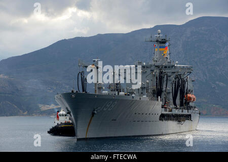 140310-N-JE719-227 SOUDA BAY, Griechenland (10. März 2014) – Military Sealift Command Flotte Nachschub Öler USNS Big Horn (T-AO-198) kommt in Souda Bay für einen geplanten Hafen-Besuch. Big Horn, eine Henry J. Kaiser-class Flotte Nachschub Öler ist bis 31.200 Tonnen Fracht Vermögenswerte der US Navy während des Betriebs der Nachschub zur Verfügung stellen. (Foto: U.S. Navy Mass Communication Specialist 2. Klasse Jeffrey M. Richardson/freigegeben)   Nehmen Sie das Gespräch auf Twitter (https://twitter.com/naveur navaf) folgen Sie uns auf Facebook (https://www.facebook.com/USNavalForcesEuropeAfrica) und während Sie gerade dabei sind Stockfoto