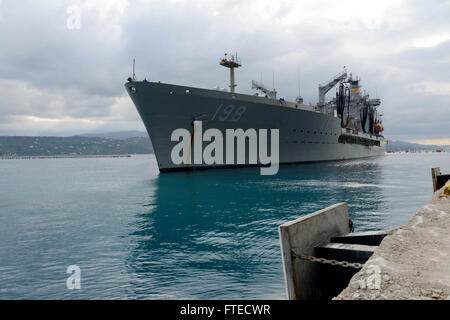 140310-N-JE719-279 SOUDA BAY, Griechenland (10. März 2014) – Military Sealift Command Flotte Nachschub Öler USNS Big Horn (T-AO-198) kommt in Souda Bay für einen geplanten Hafen-Besuch. Big Horn, eine Henry J. Kaiser-class Flotte Nachschub Öler ist bis 31.200 Tonnen Fracht Vermögenswerte der US Navy während des Betriebs der Nachschub zur Verfügung stellen. (Foto: U.S. Navy Mass Communication Specialist 2. Klasse Jeffrey M. Richardson/freigegeben)   Nehmen Sie das Gespräch auf Twitter (https://twitter.com/naveur navaf) folgen Sie uns auf Facebook (https://www.facebook.com/USNavalForcesEuropeAfrica) und während Sie gerade dabei sind Stockfoto