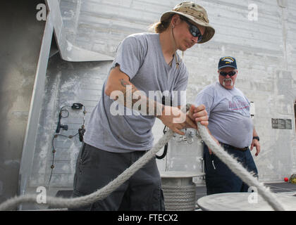 140331-N-ZY039-012 SEKONDI, Ghana (31. März 2014) - Jim Conners, Bootsmann auf gemeinsame, High-Speed-Schiff USNS Speerspitze (JHSV 1), wuchtet Befestigungsleine, während das Schiff bekommt im Gange, als Teil des U.S.-Ghana Seerecht Operation zur Durchsetzung unter dem afrikanischen Maritime Law Enforcement Partnerschaft (AMLEP) Programm kombiniert. AMLEP, die Betriebsphase von Afrika Partnerschaft Station (APS), vereint US Navy, US-Küstenwache und jeweiligen Afrika Partner maritimen Kräfte aktiv Hoheitsgewässer und Wirtschaftszone mit dem Ziel der Schiffe Tha Abfangen des Partners zu patrouillieren Stockfoto