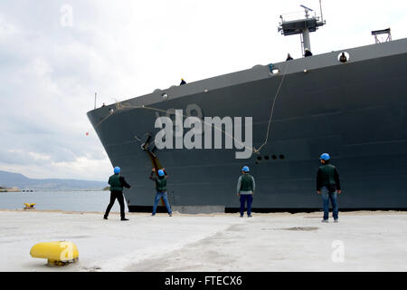 140310-N-JE719-306 SOUDA BAY, Griechenland (10. März 2014) – Military Sealift Command Flotte Nachschub Öler USNS Big Horn (T-AO-198) kommt in Souda Bay für einen geplanten Hafen-Besuch. Big Horn, eine Henry J. Kaiser-class Flotte Nachschub Öler ist bis 31.200 Tonnen Fracht Vermögenswerte der US Navy während des Betriebs der Nachschub zur Verfügung stellen. (Foto: U.S. Navy Mass Communication Specialist 2. Klasse Jeffrey M. Richardson/freigegeben)   Nehmen Sie das Gespräch auf Twitter (https://twitter.com/naveur navaf) folgen Sie uns auf Facebook (https://www.facebook.com/USNavalForcesEuropeAfrica) und während Sie gerade dabei sind Stockfoto