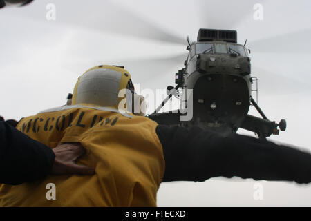 140331-N-ZZ999-028 an Bord USS LEYTE GULF, auf hoher See (31. März 2014)--US Navy Petty Officer 2. Klasse Stuart McCollum, Landing Signal meldete an Bord der geführte Flugkörper Kreuzer USS Leyte Gulf (CG-55), einen britische königliche Marine SH-3 Sea King Hubschrauber von HMS Illustrious im Flugbetrieb Montag landet.  Golf von Leyte läuft zur Teilnahme an gemeinsamen Krieger 14-1, eine halbjährliche, Großbritannien führte Trainingsübung NATO und Alliierten bieten ein einzigartiges Multi-Kriegsführung-Umfeld, um für globale Einsätze vorzubereiten.  Die gemeinsame Ausübung der Krieger soll Integration verbessern Stockfoto