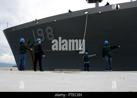 140310-N-JE719-317 SOUDA BAY, Griechenland (10. März 2014) – Military Sealift Command Flotte Nachschub Öler USNS Big Horn (T-AO-198) kommt in Souda Bay für einen geplanten Hafen-Besuch. Big Horn, eine Henry J. Kaiser-class Flotte Nachschub Öler ist bis 31.200 Tonnen Fracht Vermögenswerte der US Navy während des Betriebs der Nachschub zur Verfügung stellen. (Foto: U.S. Navy Mass Communication Specialist 2. Klasse Jeffrey M. Richardson/freigegeben)   Nehmen Sie das Gespräch auf Twitter (https://twitter.com/naveur navaf) folgen Sie uns auf Facebook (https://www.facebook.com/USNavalForcesEuropeAfrica) und während Sie gerade dabei sind Stockfoto