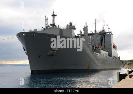 SOUDA BAY, Griechenland (10. März 2014) – The Military Sealift Command USNS Robert E. Peary (T-AKE-5) fährt Souda-Bucht nach ein geplanter Hafen besuchen. Peary, Lewis und Clark-Klasse trocknen Frachtschiff in der Lage, Transport über 6.000 Tonnen Trockenfracht und Hubschrauber Luft unterstützen, ist mit einem Kompliment von Militär und Zivildienst Mariners besetzt. Stockfoto