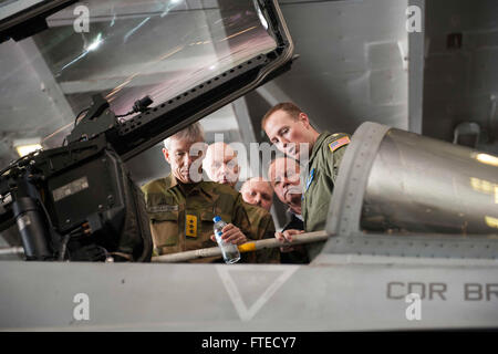 Mittelmeer (31. März 2014) Norwegisch Deputy Chief of Defense Generalleutnant Erik Gustavson, links, ist auf den Betrieb von einer F/A - 18 C Hornet, zugeordnet zu den "Raging Bulls" Strike Fighter Squadron 37, bei einem geplanten Besuch in Flugzeugträger USS Harry S. Truman (CVN-75) unterrichtet. Truman, Flaggschiff von Harry S. Truman Carrier Strike Group ist in den USA operierende 6. Flotte Aufgabengebiet (AOR) zur Unterstützung von maritimer Sicherheitsoperationen und Sicherheitsbemühungen Zusammenarbeit Theater als es rundet eine 9-Monats-Bereitstellung für die US-6. und 5. Flotte A Stockfoto