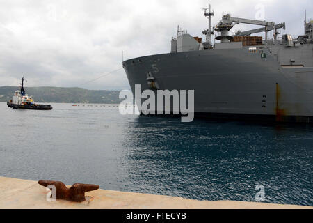 SOUDA BAY, Griechenland (10. März 2014) – The Military Sealift Command USNS Robert E. Peary (T-AKE-5) fährt Souda-Bucht nach ein geplanter Hafen besuchen. Peary, Lewis und Clark-Klasse trocknen Frachtschiff in der Lage, Transport über 6.000 Tonnen Trockenfracht und Hubschrauber Luft unterstützen, ist mit einem Kompliment von Militär und Zivildienst Mariners besetzt. Stockfoto