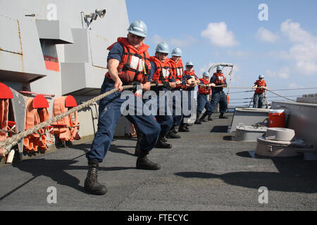 Indischer Ozean (1. April 2014) - Segler an Bord der geführte Flugkörper-Zerstörer USS Nitze (DDG-94) hieven um auf der Messenger-Linie in dem Bemühen, auf die Betankung Sonde während einer Betankung auf See schleppen. Nitze ist auf eine geplante Bereitstellung unterstützen maritimer Sicherheitsoperationen und Sicherheitsbemühungen Zusammenarbeit Theater in den USA 6. Flotte Einsatzgebiet. Stockfoto