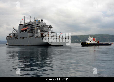 SOUDA BAY, Griechenland (10. März 2014) – The Military Sealift Command USNS Robert E. Peary (T-AKE-5) fährt Souda-Bucht nach ein geplanter Hafen besuchen. Peary, Lewis und Clark-Klasse trocknen Frachtschiff in der Lage, Transport über 6.000 Tonnen Trockenfracht und Hubschrauber Luft unterstützen, ist mit einem Kompliment von Militär und Zivildienst Mariners besetzt. Stockfoto