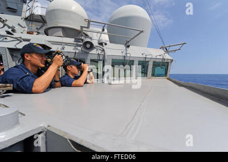 Mittelmeer (6. September 2013) Ensign Eric Skogerboe, links, und Fähnrich Harold Kim verwenden eine Stadimeter und einen Laser-Entfernungsmesser bestimmen ihre Entfernung von Military Sealift Command Flotte Nachschub Öler USNS Leroy Grumman (T-AO 195) an Bord der geführte Flugkörper-Zerstörer USS Ramage (DDG-61). Ramage, Gridley in Norfolk, Virginia, ist auf eine geplante Bereitstellung unterstützen maritimer Sicherheitsoperationen und Sicherheitsbemühungen Zusammenarbeit Theater in den USA 6. Flotte Aufgabengebiet. Stockfoto