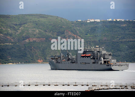 SOUDA BAY, Griechenland (10. März 2014) – The Military Sealift Command USNS Robert E. Peary (T-AKE-5) fährt Souda-Bucht nach ein geplanter Hafen besuchen. Peary, Lewis und Clark-Klasse trocknen Frachtschiff in der Lage, Transport über 6.000 Tonnen Trockenfracht und Hubschrauber Luft unterstützen, ist mit einem Kompliment von Militär und Zivildienst Mariners besetzt. Stockfoto