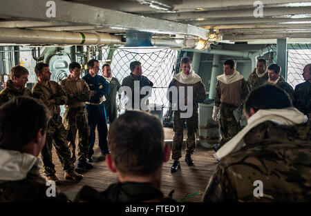 Nordsee (1. April 2014) US Navy Matrosen und Royal Marine Offiziere besuchen eine kurze an Bord der Royal Navy Flugzeugträger HMS Illustrious (R06) während der Übung Joint Warrior 14-1.  Gemeinsame Krieger 14-1, halbjährlich, Vereinigtes Königreich führte Trainingsübung NATO und Alliierten bieten ein einzigartiges Multi-Kriegsführung-Umfeld, um für globale Einsätze vorzubereiten. Die Übung Joint Warrior soll die Interoperabilität zwischen den alliierten Seestreitkräfte in einem operativen anspruchsvollen Umfeld zu verbessern. Stockfoto