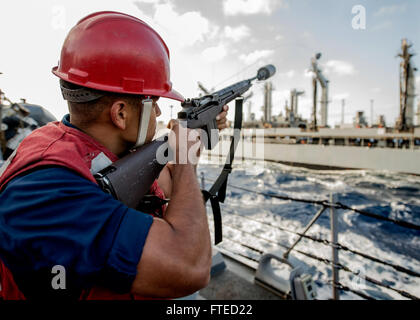 Mittelmeer (2. April 2014) - Gunner es Mate 2. Klasse Elihu Santos Brände den Schuss Linie zu der Flotte Nachschub Öler USNS John Lenthall (T-AO-189) während einer laufenden Nachschub an Bord des Forward eingesetzt Arleigh Burke-Klasse geführte Flugkörper Zerstörers USS Donald Cook (DDG-75). Donald Cook, Gridley in Rota, Spanien, ist auf eine geplante Bereitstellung unterstützen maritimer Sicherheitsoperationen und Sicherheitsbemühungen Zusammenarbeit Theater in den USA 6. Flotte Einsatzgebiet. Stockfoto